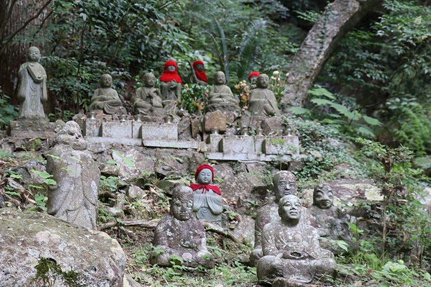 方広寺で五百羅漢の森を巡る